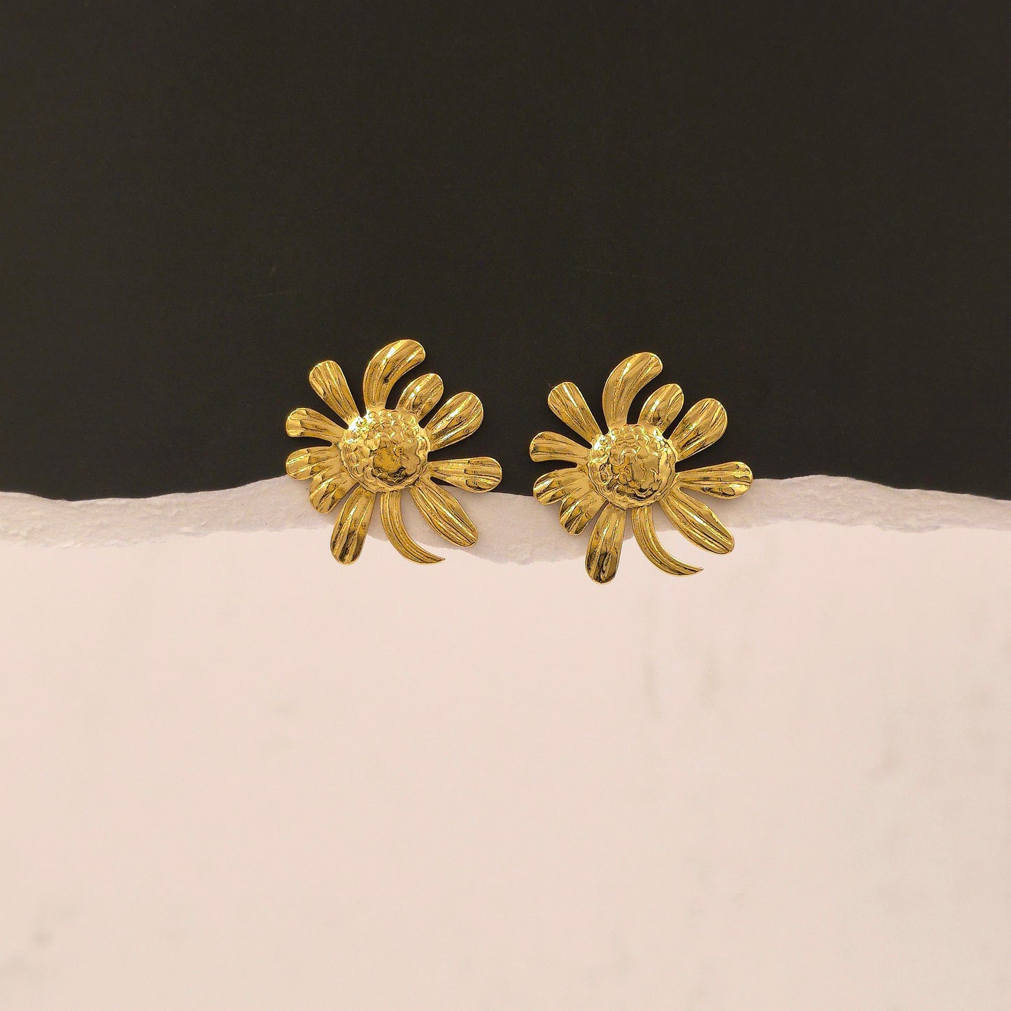 AE010 - Dainty Daisy Earrings