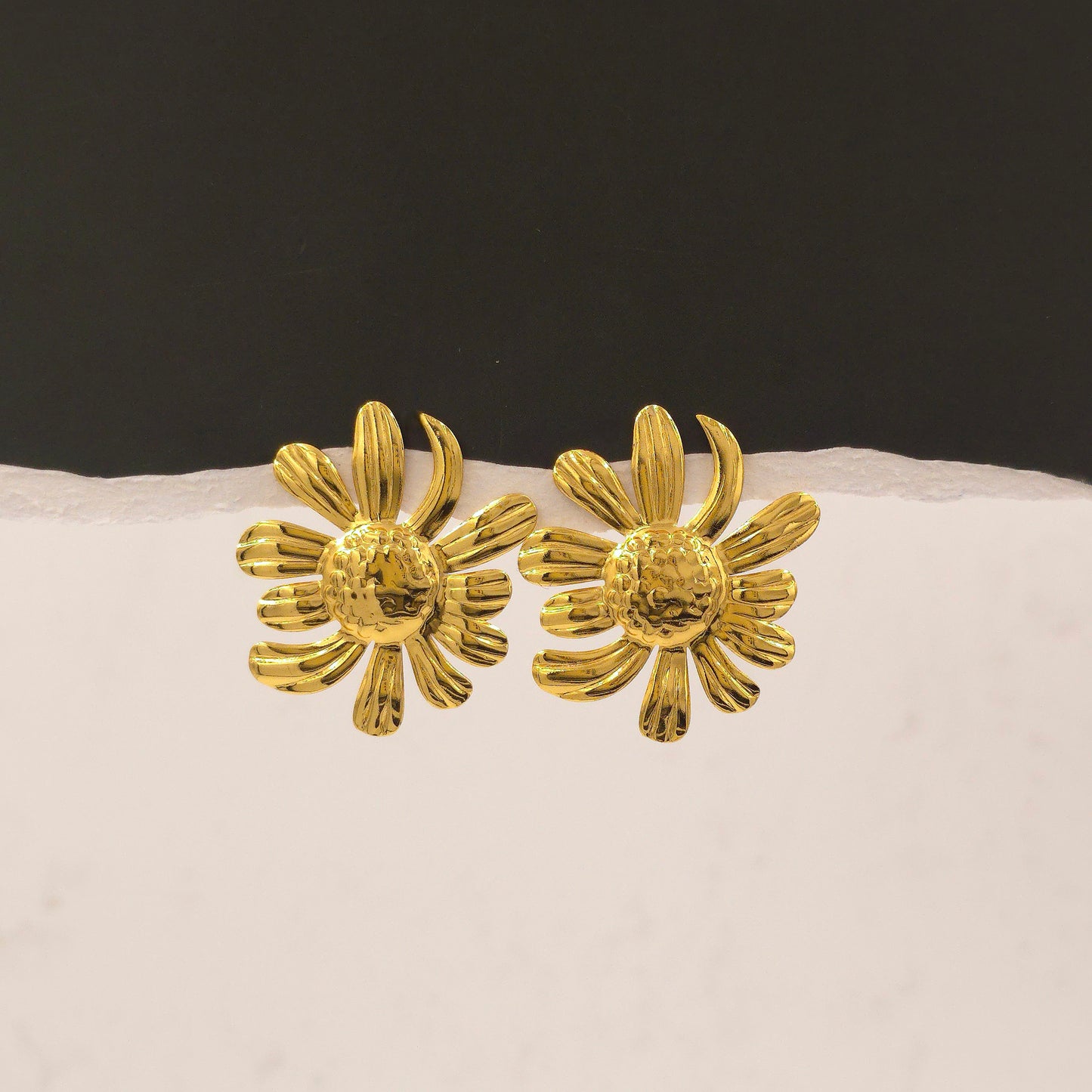 AE011 - Bold Daisy Earrings