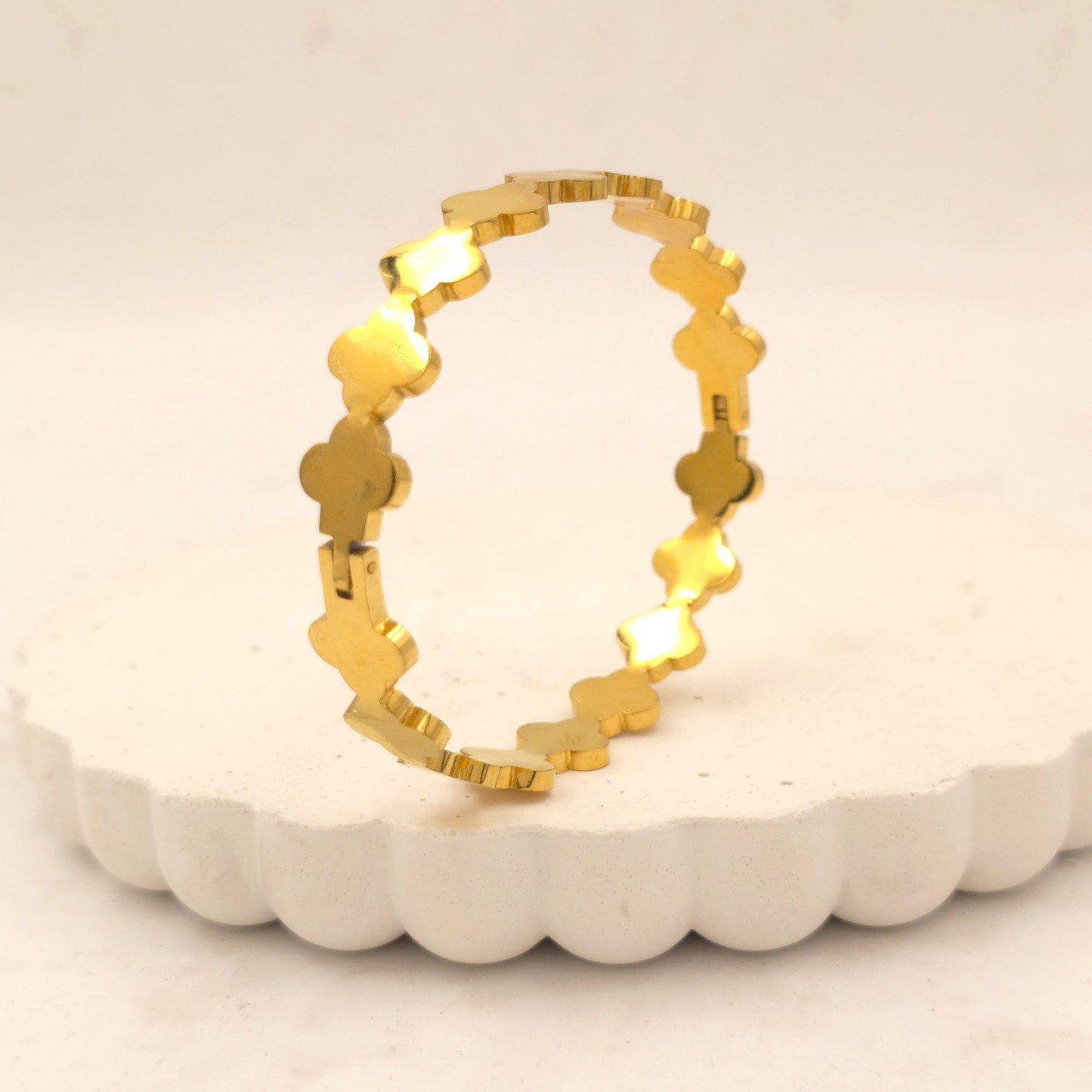 BR020 - Scalloped Clover Bracelet