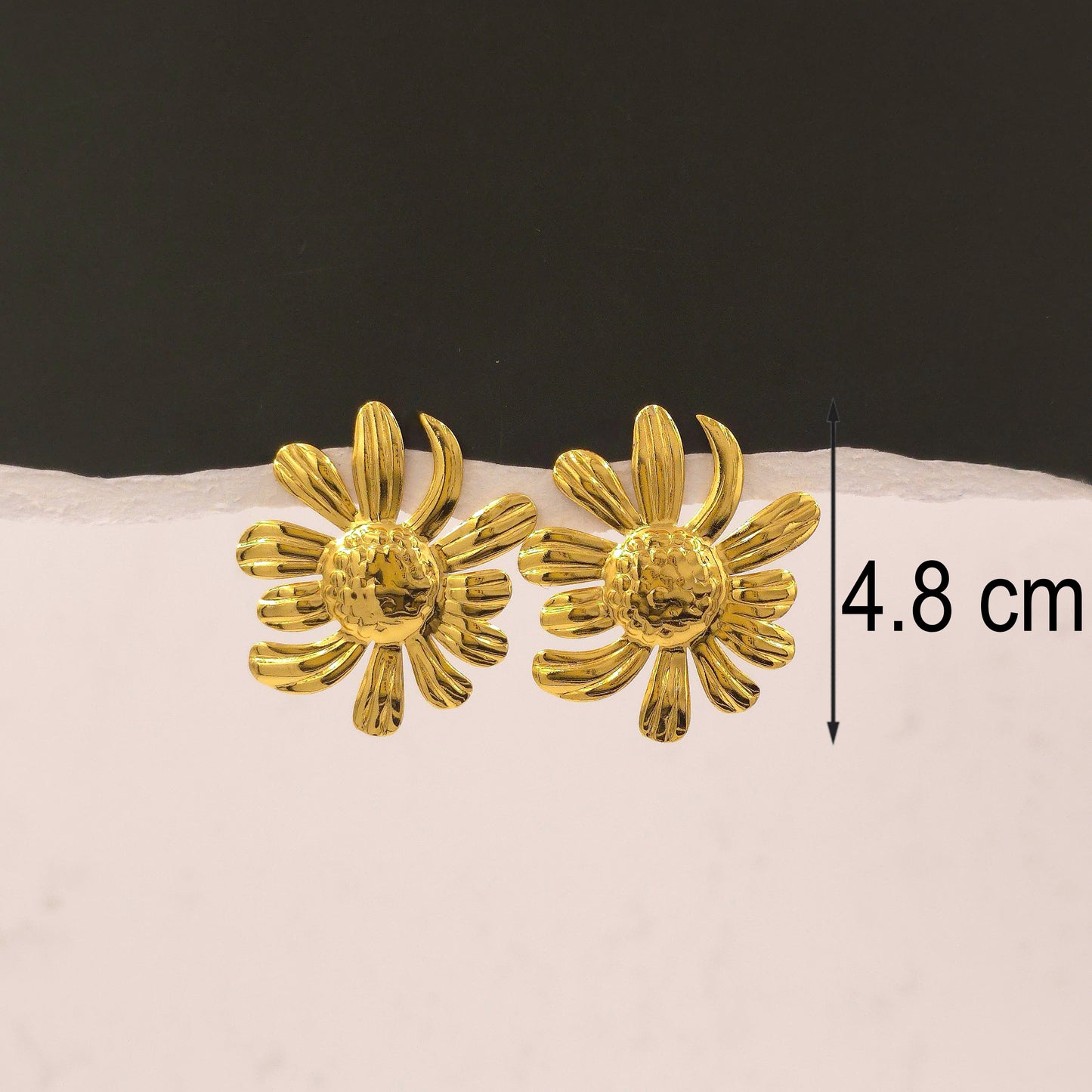 AE011 - Bold Daisy Earrings
