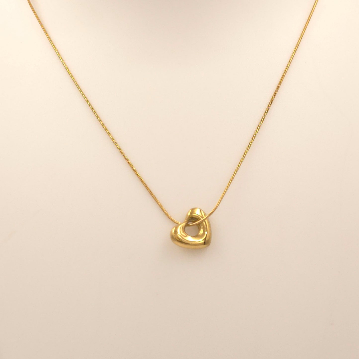 PN002 - Hollow Heartina Necklace
